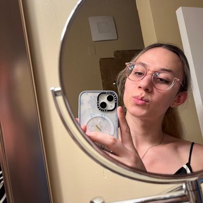 anyway ily ttyl • i’ve never even heard of twitter • she/her