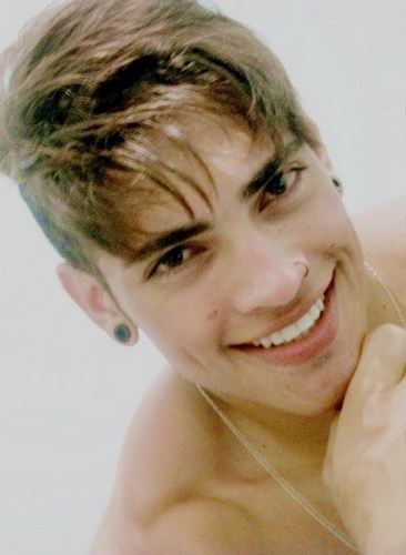 Bom, sou uma pessoa as vezes muito fechada, muito calado, não sou muito de conversar com pessoas que não tenho afinidade, e muitas vezes por isso, me julgam