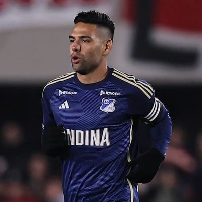 ⭐16 
🏆2001

Draco dormiens nunquam titillandus.
Sufrir, gritar, celebrar… repetir. Ser de Millonarios es un estilo de vida. #AzulYBlanco💙
