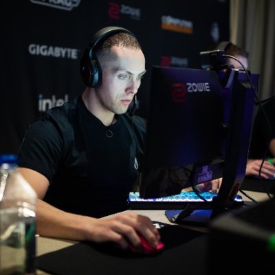 JAMES2q's profile picture. I eat sushi