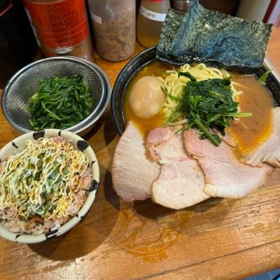 ラーメン好きの31才です。ラーメンは家系、二郎系 、大勝軒が最近は好きです。
