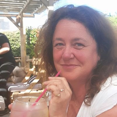mom, singer (hobby), likes sports, fieldhockey referee, friends, into good food and drinks, English tutor, owner Famtastic, married to the love of my life