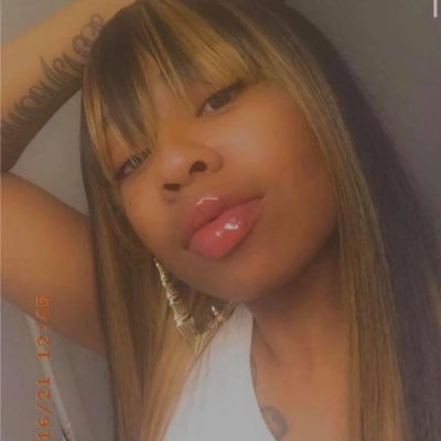 Pretty 🐱 DMs Open😜 Hit me for deals be Apple Pay or PayPal ready💰