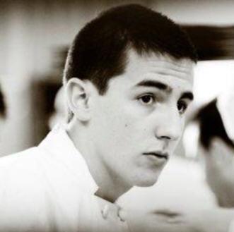 serroduiz's profile picture. Dicen, que de todos los animales de la creación,el hombre es el único,que bebe sin tener sed, come sin tener hambre y habla sin tener nada que decir.