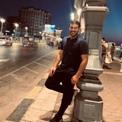 فلسطيني والحمد لله، حياة هادئة ومتواضعة تجلب قدراً من السعادة ؛ أكبر من السعى للنجاح المصحوب بالتعب المستمر. والحذر أسهل طريقة للنجاة