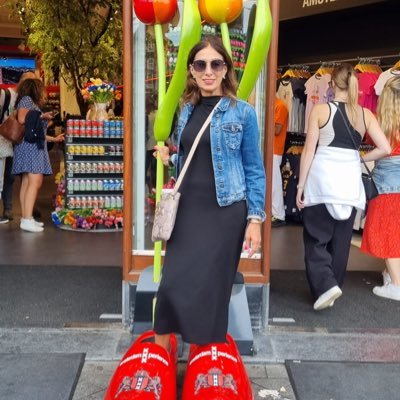 Madre orgullosa l Amante del orden l Viajera frecuente l Apasionada de la buena mesa l Fan taurino