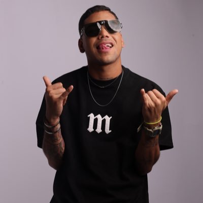 23. Preocúpate por ti y tu felicidad, ya lo demás es golosinas. DJ🎛.