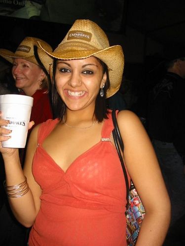 ChingNDegan's profile picture. Niall Farted So Much, Louis Loves Carrot Too Much, Zayn Is So Vain, Harry Loves His Curls So Much And Liam Has A Random Hairstyle !! Peace Peeps !!