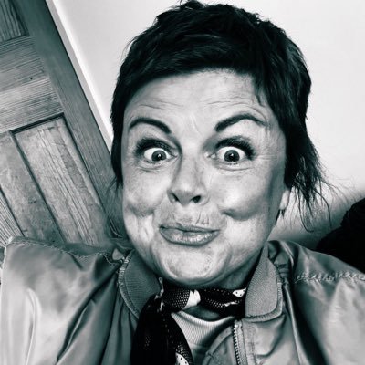 Communications…. 👩🎓 LLB & French @QUbelfast & @WIPLive alumna, southpaw 🥊 1 time backing dancer for Rozalla 😂 🕊️