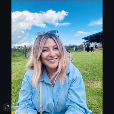 Existen dos maneras de ser feliz en esta vida, una es hacerse el idiota y la otra serlo.