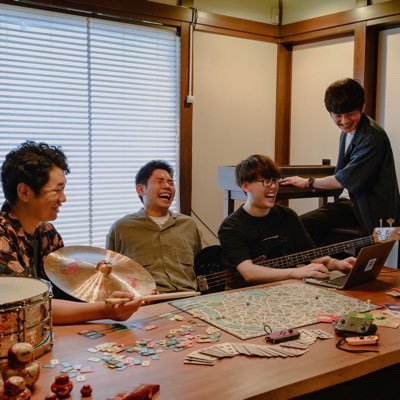 首都圏及びオンラインでライブ活動中。各種音楽アプリで楽曲のサブスク配信中!【Vo./Gt.まーくん:@mono_spoon5949】【Key.かずのすけ:@gyoza_paripari_】【Ba.松本直樹:@ahaha0993】【Dr.カワモト シンヤ:@harachou】【Mgr.なかり:@spoon_718】