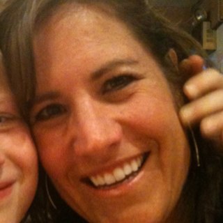 Communicator. Publicist. Marketer. Foodie and follower of all things food, wine, beer, and coffee. Runner. Mother of 4. 140 characters are mine, not HON