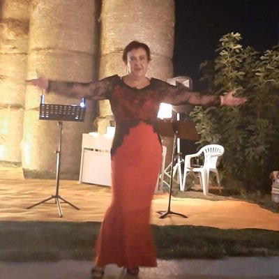 Cantattrice fiera delle sue origini e mi piace conoscere le persone !