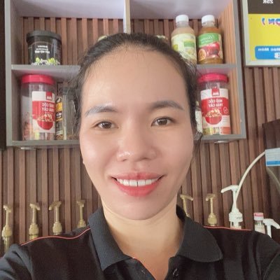 Dược sĩ Thu Hiền đang công tác tại trung tâm y tế, có kinh nghiệm trong chăm sóc sức khỏe bệnh nhân lớn tuổi, đặc biệt bệnh nhân mắc bệnh lao phổi.