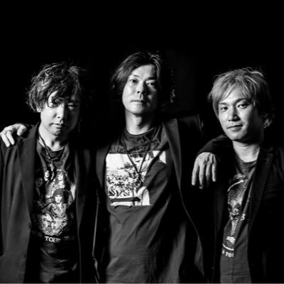 神戸、千葉を去年とするロックバンド。 堀田哲也 Tetsuya Hotta (Vo, Gu)加賀山匡 Tadashi Kagayama(Ba, Cho) @TadashiKagayama 岩井大輔 Daisuke Iwai(Dr, Cho) @daisuke_dr 演奏のご依頼はお気軽にDMにてお願いします!