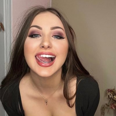 _Daisy501's profile picture. Coffee snob, Dreamer.. Life is short, make it sweet🥺😻