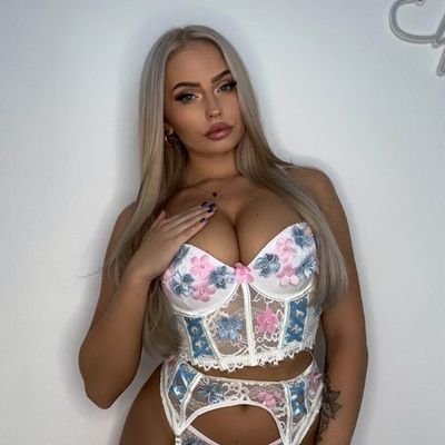 Créatrice de contenus française 🥵n'hésitez pas à venir vous videz dans mes privés mes coquins