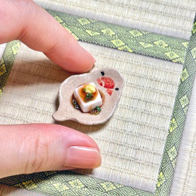 栃木県益子町出身。ほっこりリアルで遊び心あるミニチュアフード作ってます。社交不安障害(SAD)の元引きこもりだけど頑張って生きてる。鳥たちと暮らす元ライター。◎「所さんの学校では教えてくれないそこんトコロ!」等メディア出演◎販売はCreema、BASE◎お仕事等はお気軽にDMへ◎無断転載・AI学習🙅🏻♀️