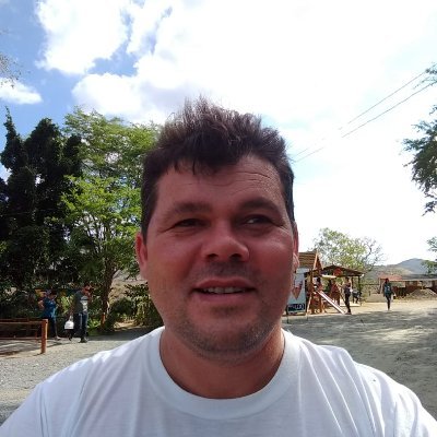 Professor de Matemática e Física, pai, esposo, monarquista e temente a Deus, membro da civilização judaico-cristã ocidental, a favor da família e anti-comuna