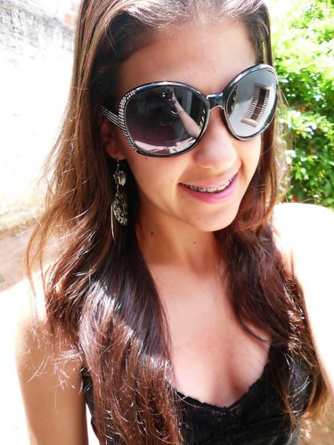 Ola, tudo bem?
Eu sou apenas uma menina nesse mundão de 7 Bilhões de pessoas. Mas se quizer conhecer a @EvRosa_ so seguir, ela segue devolta ;*