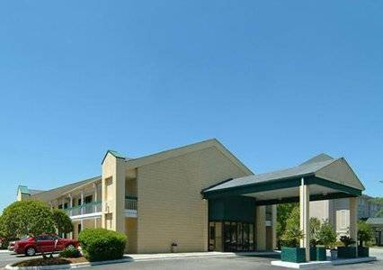 QualityInnNChrl's profile picture. Quality Inn, a pet friendly North Charleston SC hotel, offers free breakfast and free high-speed Internet access.