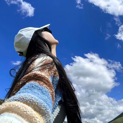 I am a free spirit who loves adventure. As a woman, I pursue excitement and challenges in life, especially various adventure sports.