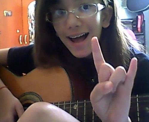 Nada mais importa que a arte não eh verdade?? De todos os tipos, música, teatro, escrita, desenho, tudo é lindo se eh feito com o amor  ^-^