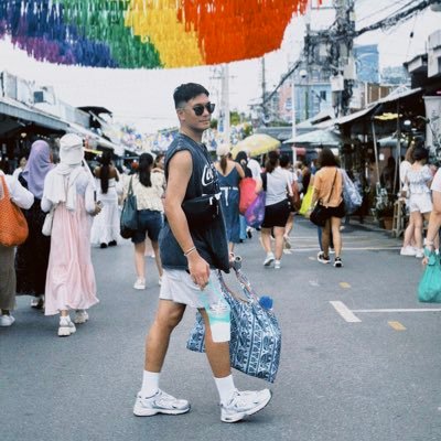 hyoojeen's profile picture. Bookworm. Isko. Beach lover. Riding rocket ships. 🚀 Chasing rainbows. 🌈