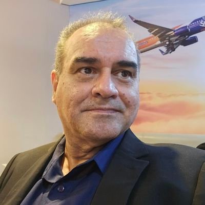 DeHickel's profile picture. Amante da vida fora da norma. Bom humor é essencial. Arte e cultura,  política e esportes, livros e cinema, vinhos e o mar oceano...