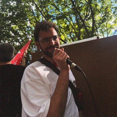 marxista leninista, nb e também já fui artista performativo.