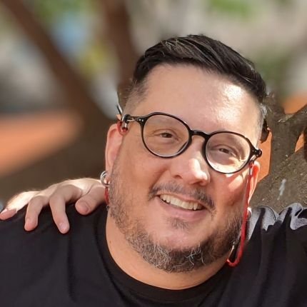 Sociólogo, marxista, professor universitário, mestre e doutorando em história.