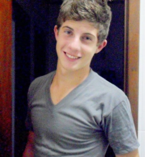 Moreno , alto , bonito e sensual ... não é bem meu caso mas sou bem gente boa follow

http://t.co/4ivAW0KH2e