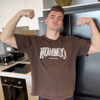 I’m 6’3 strict top 25cm, looking for someone to show me around USA 🇺🇸