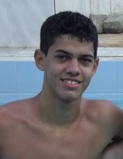 Capricorniano, Flamenguista, 16 anos, Adoro praticar esporte, ir pras festas e resenhar com os amigos e o resto é besteira !!