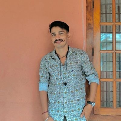 तुम पढ़ नहीं पाओगे उदासियां मेरी,
मुस्कुराने के हुनर में हम इतने माहिर हैं..