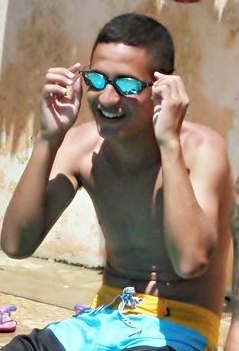 Queridoo na baladaa, bem vindo no puterioo até que eu cheguei longe eu sou Simples e sou Guerreiro. ♫♫