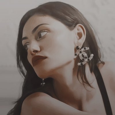 . . . 𝙑𝘼𝙈𝙋𝙄𝙍𝙀 ▬▬ Lovely to sit between comfort and chaos.