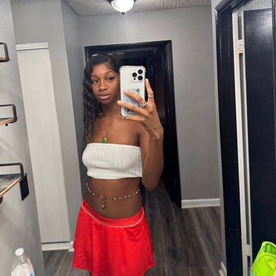 SC: itssyrii 🌚 IG: syriiouslyyy 💋 Leo ♌️ 26🥵 Book your hair appointments right here!