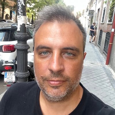 Licenciado en Filosofía por la UAM, Licenciado en Derecho por la UCM, Abogado ejerciente del ICAM y sobre todas las cosas muy Friki.