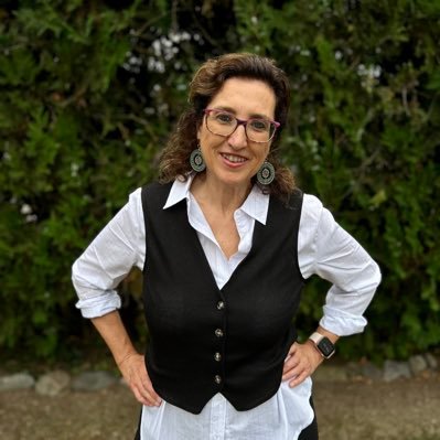 Infermera. Llicenciada en Humanitats. Doctora en Promoció per la salut. Professora al Campus Docent Sant Joan de Déu de Barcelona.