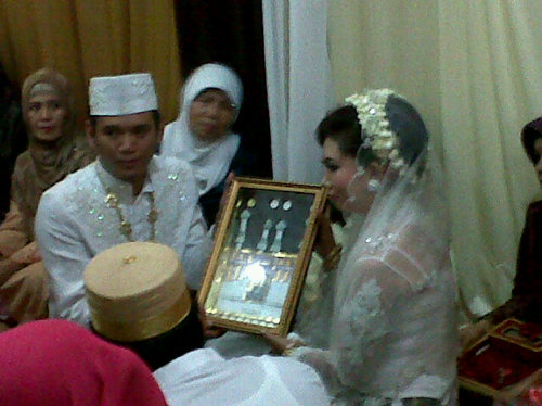 fibrai_niena's profile picture. Menunggu matahari terbit dan berharap akan tenggelam..