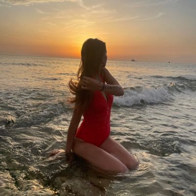 Nay04111401's profile picture. 17🤍//not a bouquet of faded flowers.🥀