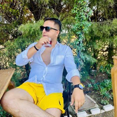 srkngkdg's profile picture. Arkanda kimse yok.Durup bakmana gerek yok.