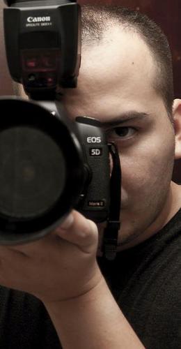Diseñador Gráfico, Fotógrafo, Productor Audiovisual y Músico.