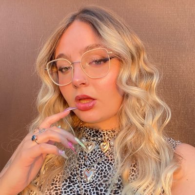 laure_ldc's profile picture. your favorite hoe i guess