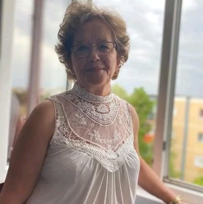 Elenanechi24213's profile picture. 