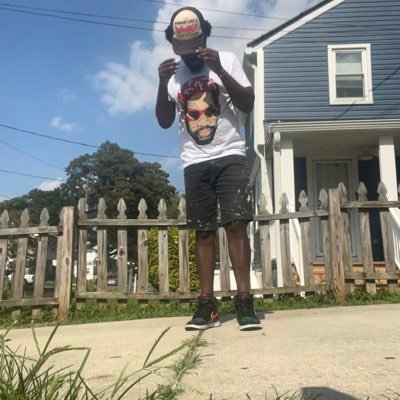 iaintlyin82's profile picture. Ask???