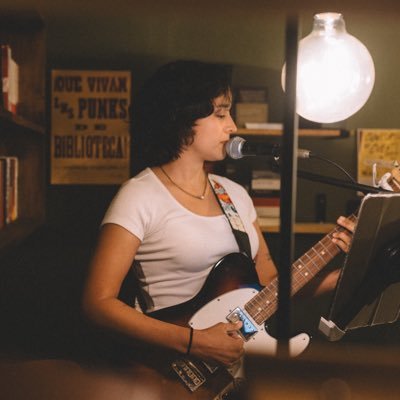 Una mujer morena resuelta en luna. Feminista. DDHH, Psicoterapia y justicia social. Hablo y hablo en un podcast de mujeres y música #AlSonDeEllas 🎼