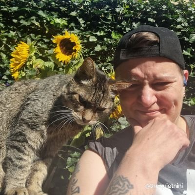 #Dutch #European #CrazyCatlady Former-Labrat.
can contain typos&spelling mistakes.
#NoWar #StopRacism 🏳️🌈🇳🇱🇪🇺🖤🐈⬛