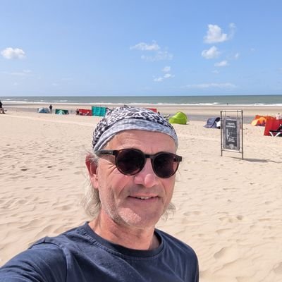 Anwalt, Mensch, weder Links noch Rechts, nur der Vernunft ausgeliefert. Hoffend auf bessere Zukunftsperspektiven und die Erleuchtung der Anderen.